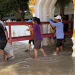 น้ำท่วมแล้ว 6 อำเภอ แม่น้ำเจ้าพระยา ระดับน้ำเพิ่มสูงขึ้น พระ ชาวบ้าน เร่งขนย้ายของออกพ้นโบสถ์