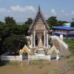 น้ำท่วมแล้ว 6 อำเภอ แม่น้ำเจ้าพระยา ระดับน้ำเพิ่มสูงขึ้น พระ ชาวบ้าน เร่งขนย้ายของออกพ้นโบสถ์