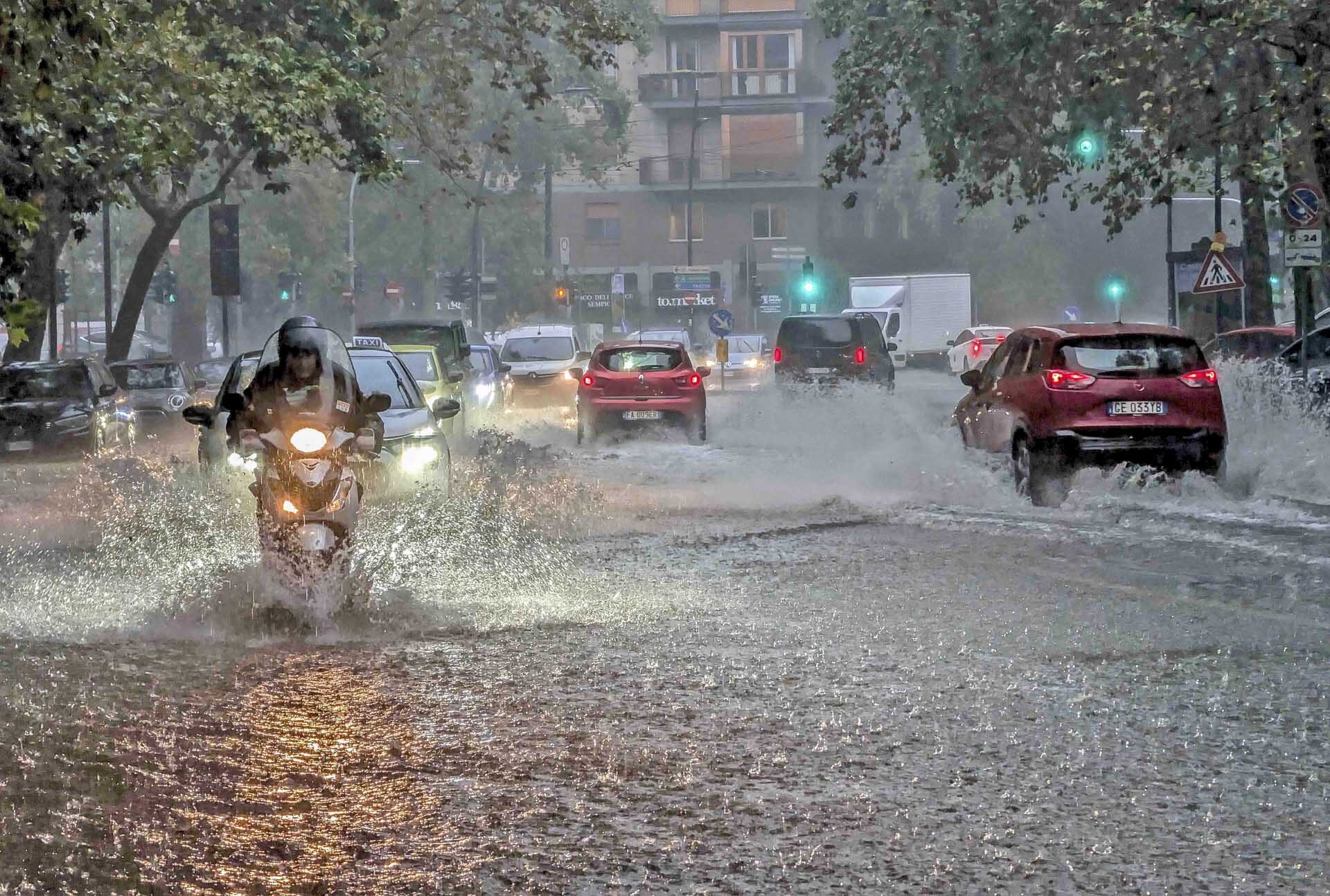 อิตาลีอ่วมภัยพิบัติ “ฝนถล่ม-น้ำท่วม” มิลานวิกฤต-รถไฟใต้ดินหยุดให้บริการ