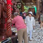 ถูกหวยหลายราย ชาวบ้านแห่อธิษฐานขอเลข ท้าวเวสสุวรรณ จุดธูปส่องเห็นชัดเล็งเสี่ยงดวง