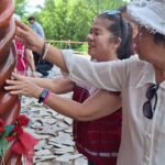 ถูกหวยหลายราย ชาวบ้านแห่อธิษฐานขอเลข ท้าวเวสสุวรรณ จุดธูปส่องเห็นชัดเล็งเสี่ยงดวง
