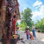 ถูกหวยหลายราย ชาวบ้านแห่อธิษฐานขอเลข ท้าวเวสสุวรรณ จุดธูปส่องเห็นชัดเล็งเสี่ยงดวง