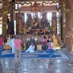 ถูกหวยหลายราย ชาวบ้านแห่อธิษฐานขอเลข ท้าวเวสสุวรรณ จุดธูปส่องเห็นชัดเล็งเสี่ยงดวง