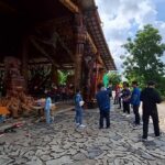ถูกหวยหลายราย ชาวบ้านแห่อธิษฐานขอเลข ท้าวเวสสุวรรณ จุดธูปส่องเห็นชัดเล็งเสี่ยงดวง