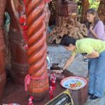 ถูกหวยหลายราย ชาวบ้านแห่อธิษฐานขอเลข ท้าวเวสสุวรรณ จุดธูปส่องเห็นชัดเล็งเสี่ยงดวง