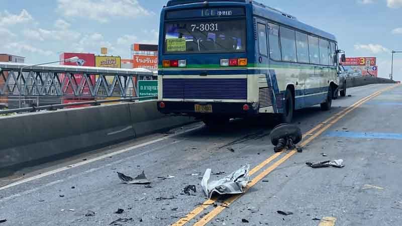ชนสนั่น 3 คันรวด ลอยข้ามแยกไทรน้อย เก๋งคร่อมเลน ชนปอ.166 รถหมุนคว้าง พุ่งเสยอีกคัน