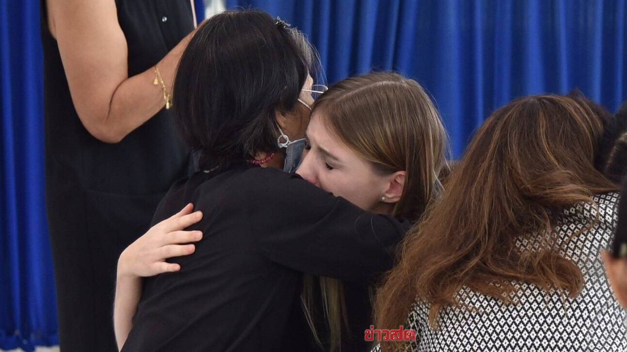 Heart-Wrenching Farewell: Aom Akkapan's Funeral Unites Family in Tears of Sorrow - News Directory 3