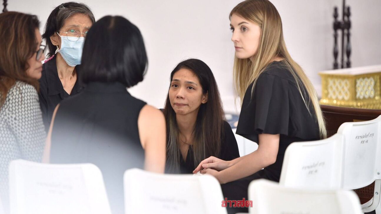 Deepest⁣ condolences at ​Aom‌ Akkapan's‌ funeral, family and wife hug ⁣and cry.