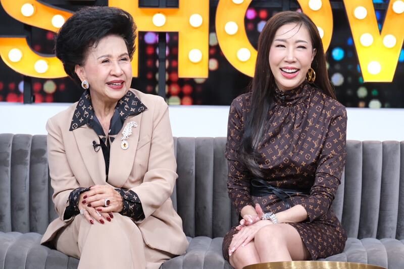 Aek and his mother reveal their close relationship with each other. Happy love, I'm dating a beautiful girl 13 years younger than me.