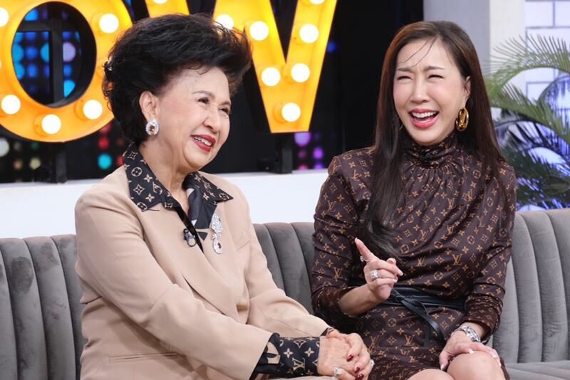 Aek and his mother reveal their close relationship with each other. Happy love, I'm dating a beautiful girl 13 years younger than me.