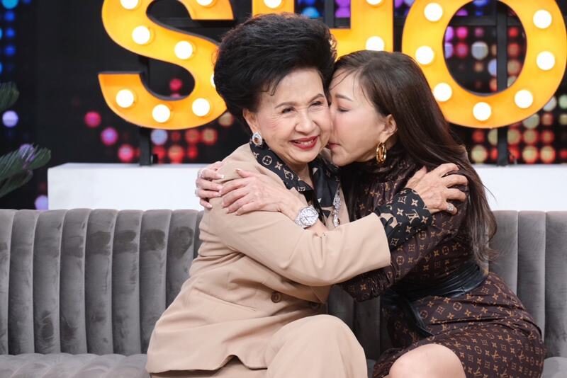 Aek and his mother reveal their close relationship with each other. Happy love, I'm dating a beautiful girl 13 years younger than me.