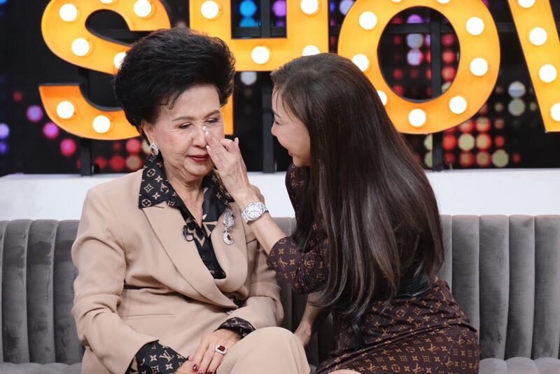 Aek and his mother reveal their close relationship with each other. Happy love, I'm dating a beautiful girl 13 years younger than me.