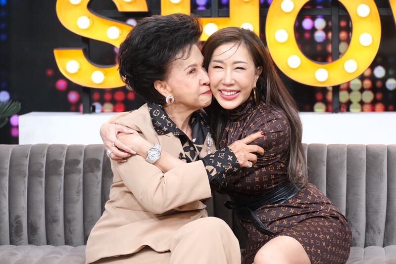 Aek and his mother reveal their close relationship with each other. Happy love, I'm dating a beautiful girl 13 years younger than me.