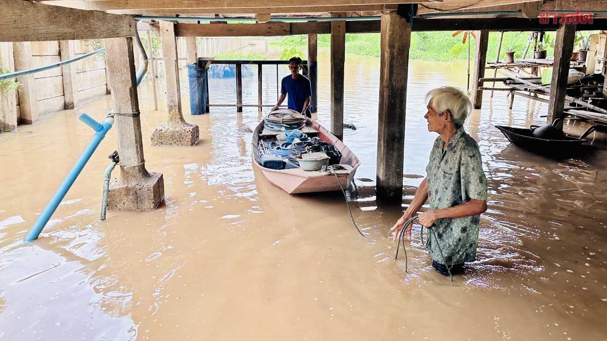 น้ำท่วมอยุธยา ขยายวงกว้างล้นตลิ่งท่วมใต้ถุนบ้าน ต้องยกของขึ้นที่สูง