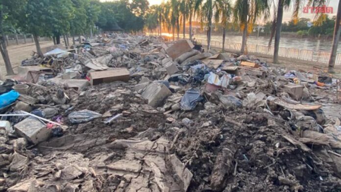 สำรวจชุมชนริมกก พบขยะท่วม-ขนย้ายไม่ทัน เริ่มส่งกลิ่นเหม็น เร่งทำงานกลางคืน