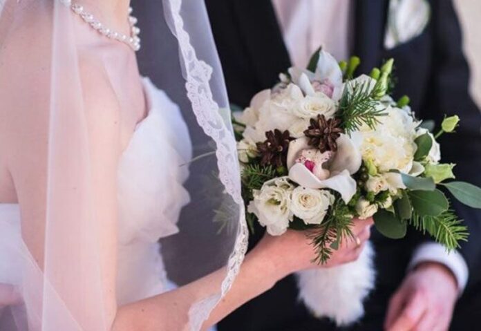 A groom ‍and⁣ bride exchanging vows