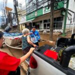 พนักงานเซเว่นฯ ชมรมจิตสาธารณะ ซีพี ออลล์ ร่วมส่งมอบสิ่งของจำเป็นช่วยเหลือผู้ประสบอุทกภัย จ.เชียงราย