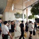 คิวล้นยาว! แฟน Apple แห่รอรับ iPhone 16 รุ่นใหม่ ที่แอ๊ปเปิ้ลสโตร์ ไอคอนสยาม 