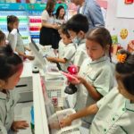 7 Kids Club ขวัญใจน้องๆ นักเรียนบูมไม่หยุด ตะลุยแต่งตัวเป็นพนง.เซเว่นฯ