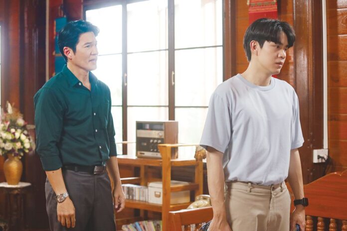 เบื้องหลังมายา