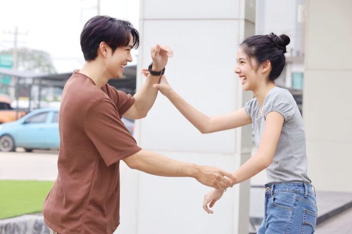 เบื้องหลังมายา