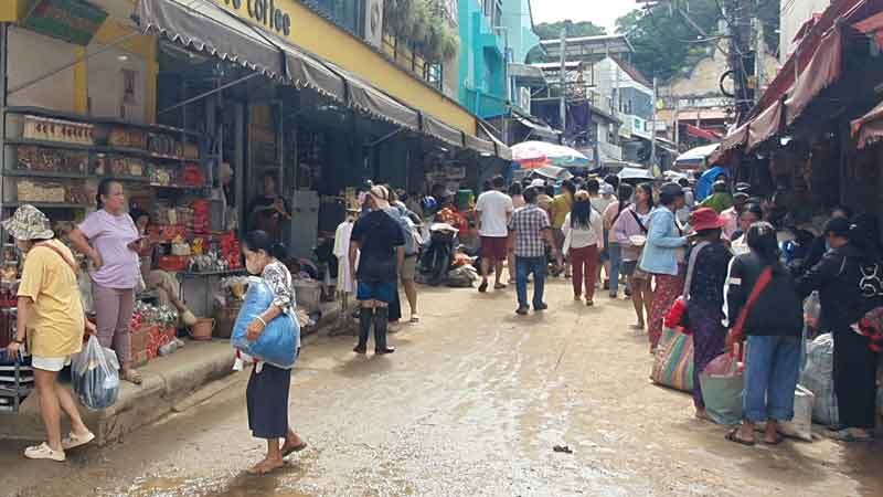 ตลาดสายลมจอย คนทะลัก แห่ซื้อสินค้าราคาถูกหลังน้ำท่วมแม่สายลด เครื่องใช้ไฟฟ้าเริ่ม10บาท