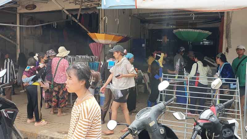 ตลาดสายลมจอย คนทะลัก แห่ซื้อสินค้าราคาถูกหลังน้ำท่วมแม่สายลด เครื่องใช้ไฟฟ้าเริ่ม10บาท