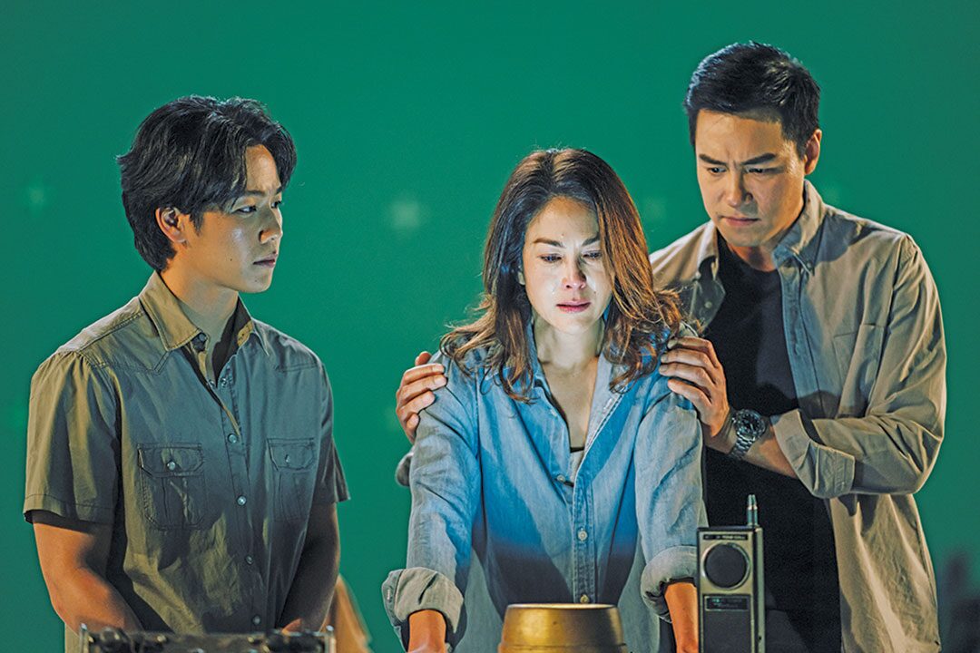 เบื้องหลังมายา 
