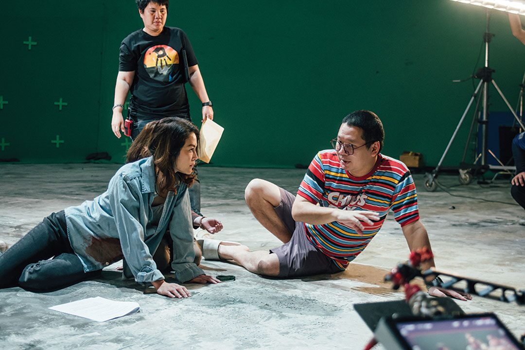 เบื้องหลังมายา 