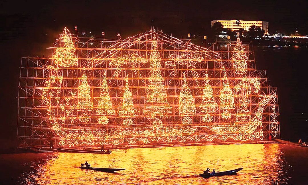 สกู๊ปหน้าพระ - ไหลเรือไฟออกพรรษานครพนม ตื่นตากลางโขง-บูชาพระพุทธเจ้า