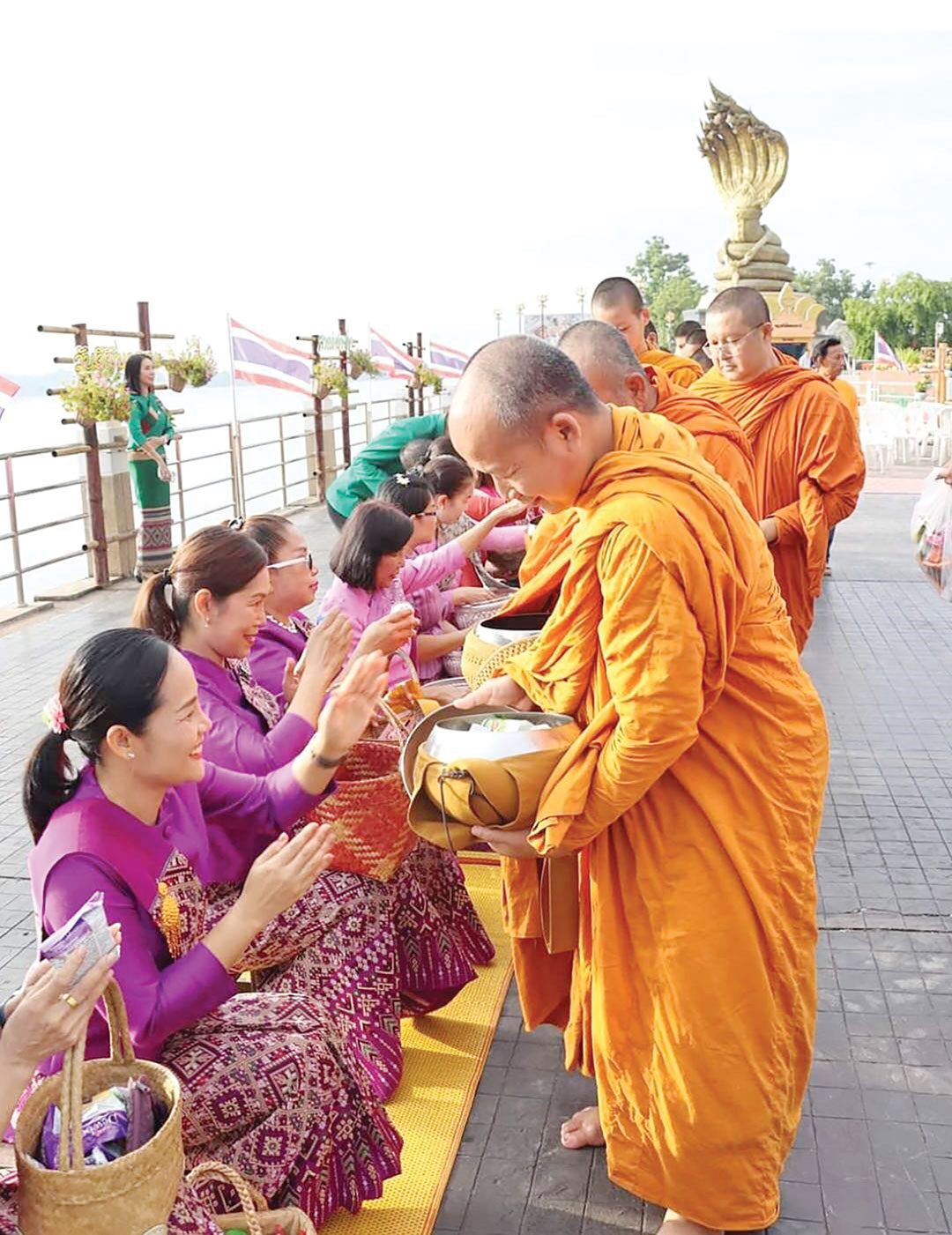 สกู๊ปหน้าพระ - ไหลเรือไฟออกพรรษานครพนม ตื่นตากลางโขง-บูชาพระพุทธเจ้า