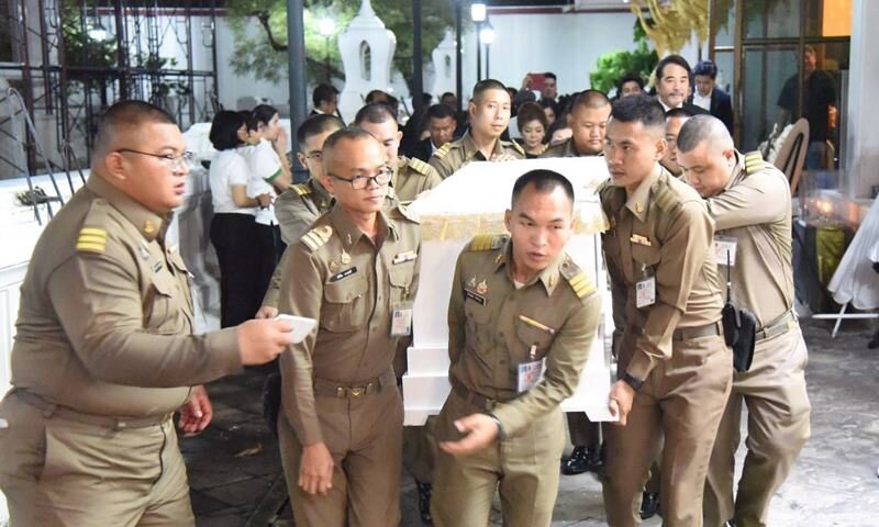 In the atmosphere of the last night of ⁣'Ahlong', the family kept the body​ for ⁢100 days. ‌Waiting for the royal cremation