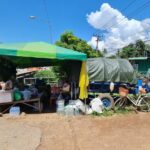 สุดรันทด ลุง-ป้า บ้านถูกน้ำซัดพัง อพยพอาศัยข้างถนน กิน-นอน ในพ่วงรถไถ นานเกิน 1 เดือน 