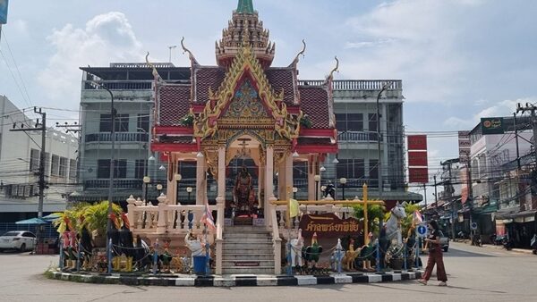 ตรงกันเป๊ะ ฮือฮา เขย่าเซียมซีขอโชค ศาลท่านพ่อพระยาพิชัยดาบหัก ได้เลขเด็ดหล่นลงมาเหมือนกันเด๊ะ เร่งไปตามหาลอตเตอรี่ที่แผงกันคึกคัก