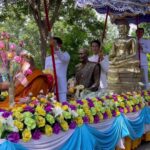 แห่หลวงพ่อหิน ข้ามเขื่อนเจ้าพระยา คอหวยไม่พลาด ส่องทะเบียนรถ-เลขธูปบวงสรวง