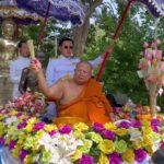 แห่หลวงพ่อหิน ข้ามเขื่อนเจ้าพระยา คอหวยไม่พลาด ส่องทะเบียนรถ-เลขธูปบวงสรวง