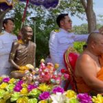 แห่หลวงพ่อหิน ข้ามเขื่อนเจ้าพระยา คอหวยไม่พลาด ส่องทะเบียนรถ-เลขธูปบวงสรวง