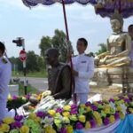 แห่หลวงพ่อหิน ข้ามเขื่อนเจ้าพระยา คอหวยไม่พลาด ส่องทะเบียนรถ-เลขธูปบวงสรวง