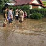 ฝนถล่มหนัก น้ำป่าหลากรุนแรง จมหมู่บ้านชายแดน พบพระ-แม่สอด เร่งอพยพหนีน้ำกลางดึก