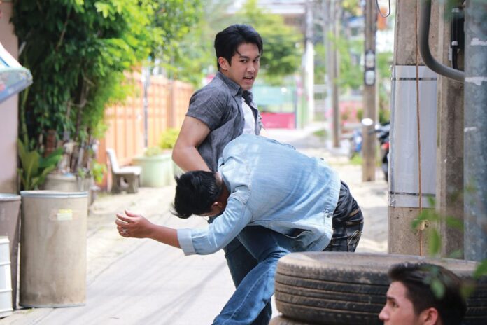 เบื้องหลังมายา