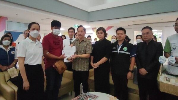 รพ.ธรรมศาสตร์ฯ แถลงอาการล่าสุด 2 เด็กหญิง บาดเจ็บเหตุ รถบัสไฟไหม้ แผลลึก 20-30 เปอร์เซ็นต์ เผย ขั้นตอนการรักษา ผู้ว่าฯปทุมธานี รุดเยี่ยมครอบครัว