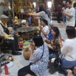 แห่ขอโชคลาภ "ตาทองงิ้วราย" ส่องอ่างน้ำมนต์-ล้วงลูกไข่ เห็นเลขเด็ด เล็งเสี่ยงโชค