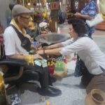 แห่ขอโชคลาภ "ตาทองงิ้วราย" ส่องอ่างน้ำมนต์-ล้วงลูกไข่ เห็นเลขเด็ด เล็งเสี่ยงโชค