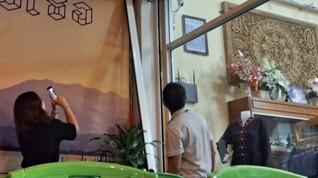 ฮือฮา จิ้งจก 2 หัว โผล่ร้านดังเมืองพะเยา เชื่อมาให้โชค แห่ตีเลขเด็ด ลุ้นรวยงวดนี้ ลูกจ้างสาว เผย ตอนแรกนึกว่ามีอะไรติดอยู่ที่หัว พอเห็นใกล้ ๆ รีบถ่ายรูปไว้เลย