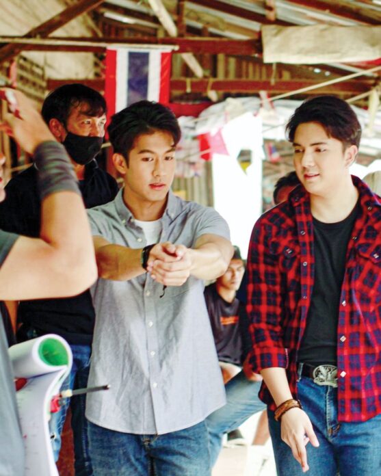 เบื้องหลังมายา