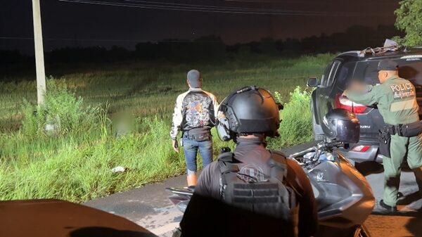 ปิดล้อมทุ่งนาอยุธยา เกลี่ยกล่อม เมียสันติ อดีตนักมวยดัง คลั่งปืนจี้ขึ้นรถตำรวจหนี ก่อนวางอาวุธมอบตัว พบมีบาดแผล ร้องไห้ฟูมฟายไม่ได้สติ ตร.เร่งประสานรพ.