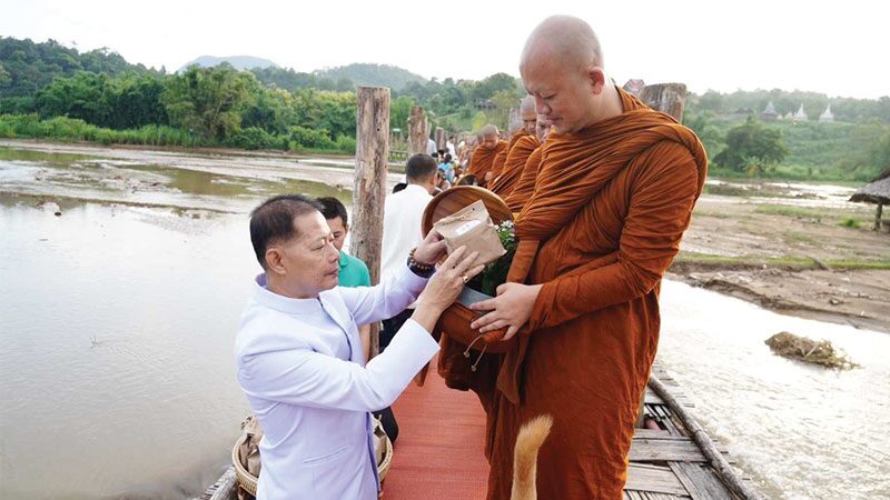 .เชิญชวนเข้าวัดปฏิบัติธรรม ตักบาตรที่สะพานซูตองเป้.