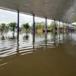 ฝนกระหน่ำหนัก อ.โชคชัย มวลน้ำไหลท่วม โรงเรียน-บ้านเรือน-ถนนสัญจร เอ่อนองขังเต็มพื้นที่