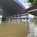 ฝนกระหน่ำหนัก อ.โชคชัย มวลน้ำไหลท่วม โรงเรียน-บ้านเรือน-ถนนสัญจร เอ่อนองขังเต็มพื้นที่