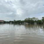 ฝนกระหน่ำหนัก อ.โชคชัย มวลน้ำไหลท่วม โรงเรียน-บ้านเรือน-ถนนสัญจร เอ่อนองขังเต็มพื้นที่